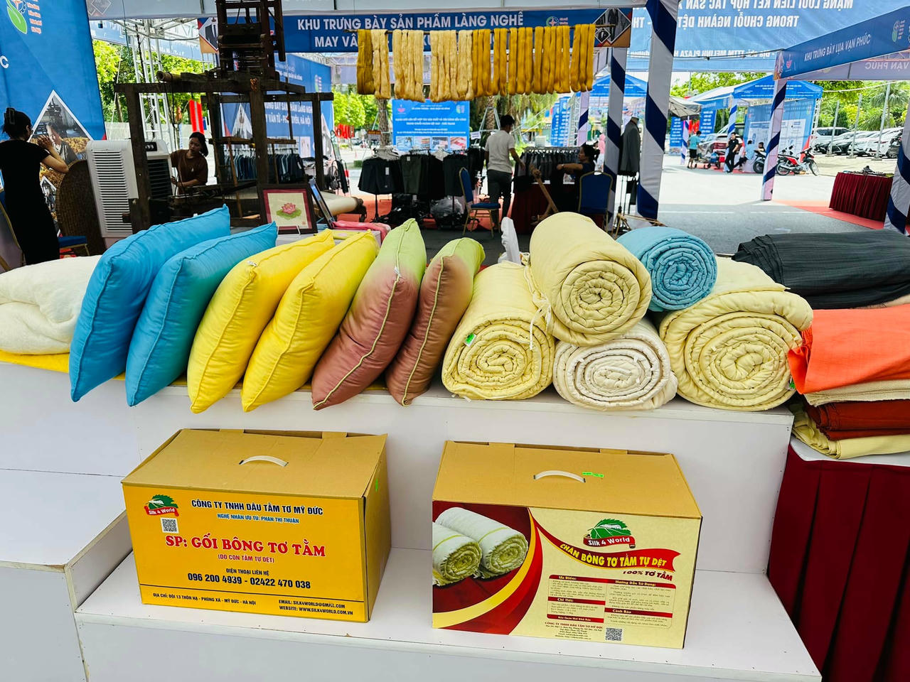 Các sản phẩm từ tơ tằm của&nbsp;Công ty TNHH Dâu Tằm Tơ Mỹ Đức.