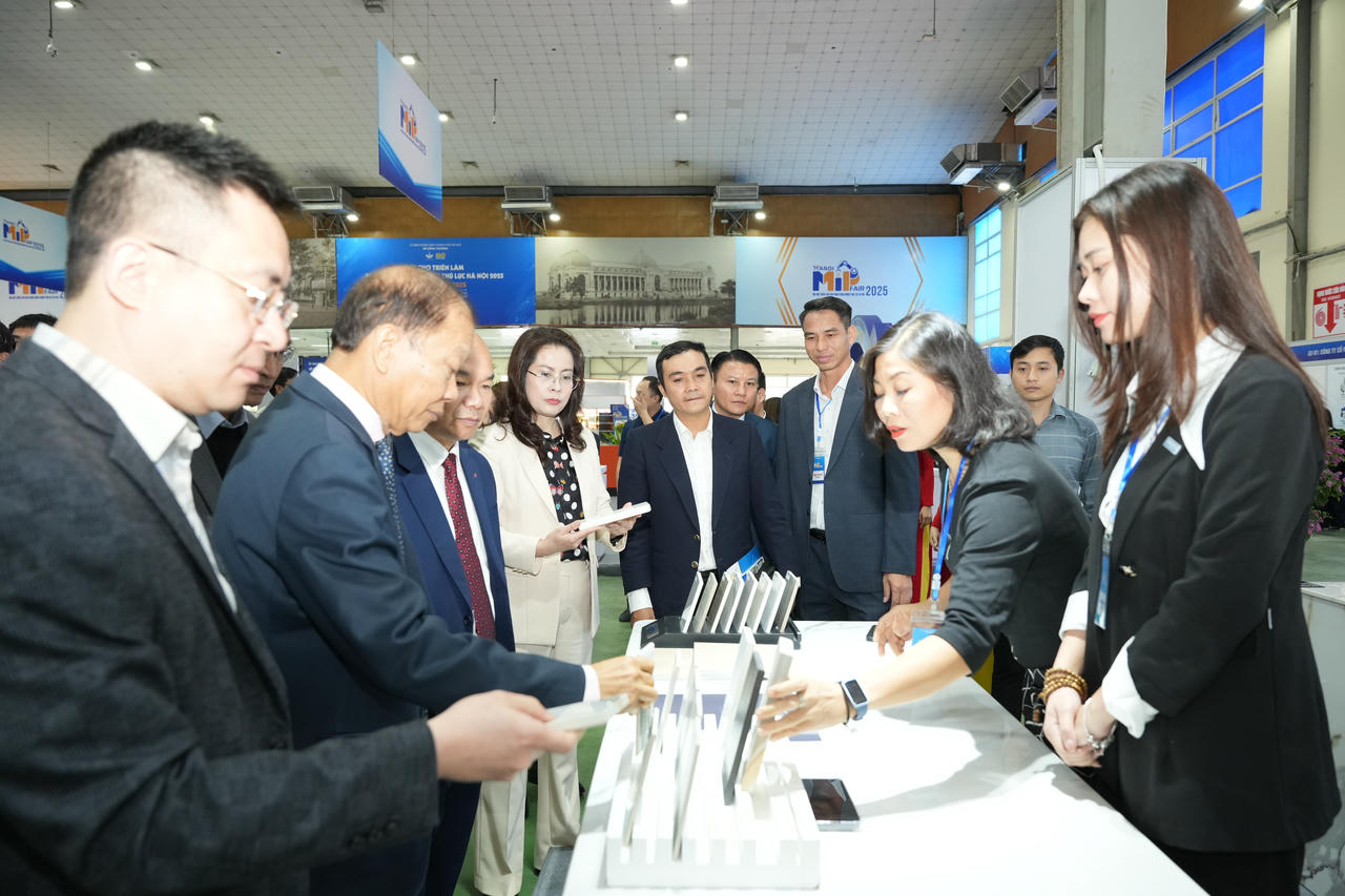 Các đại biểu tham quan Hội chợ.