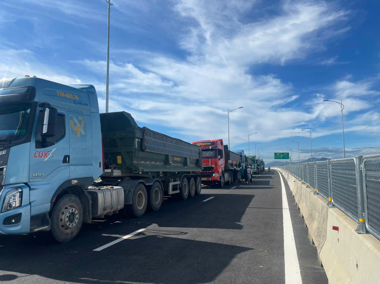 Những đoàn xe chở đất ngày đêm phục vụ công trình.