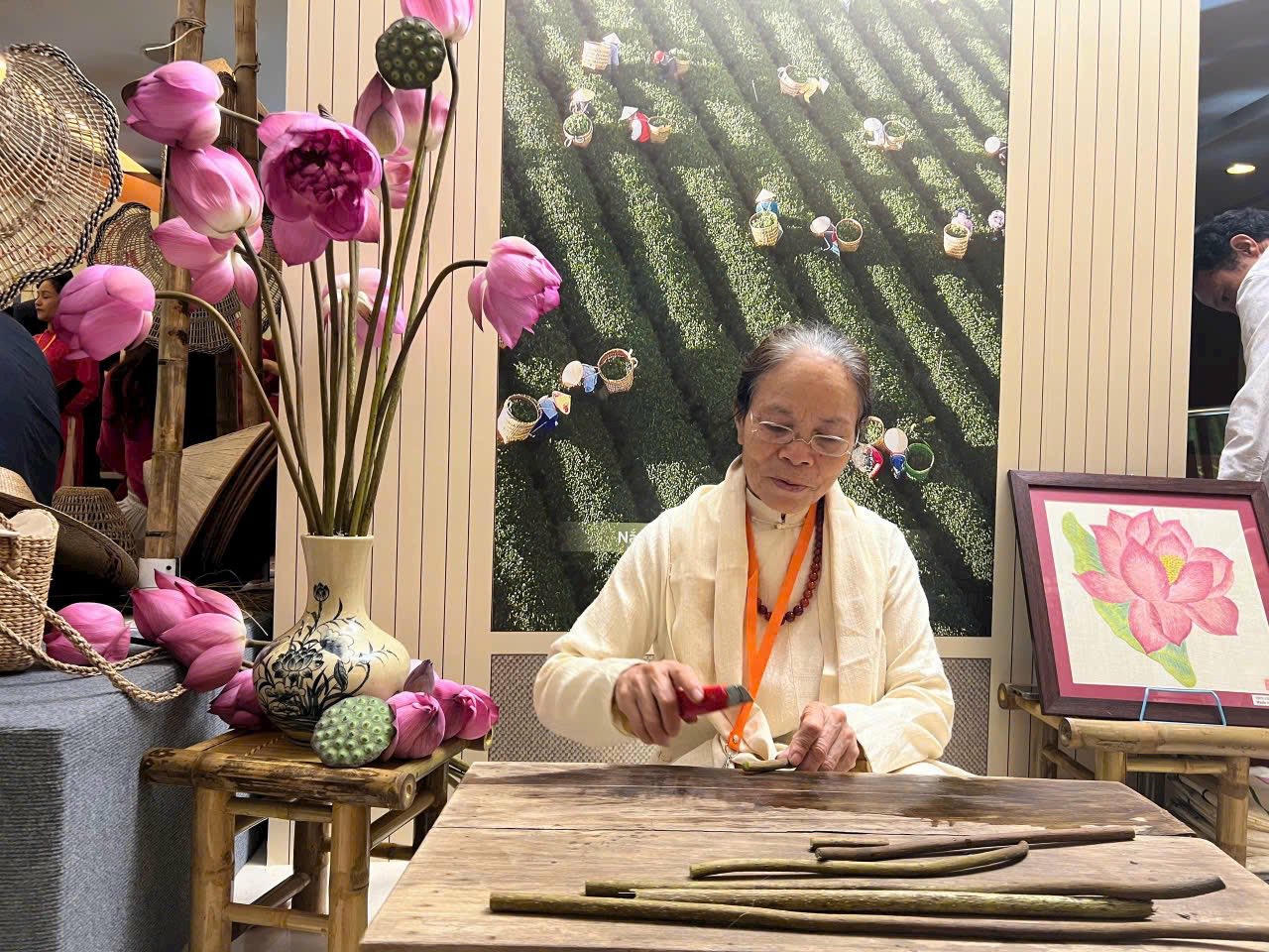 Bà Thuận là người đầu tiên dệt lụa thành công từ những cuống sen bỏ đi.