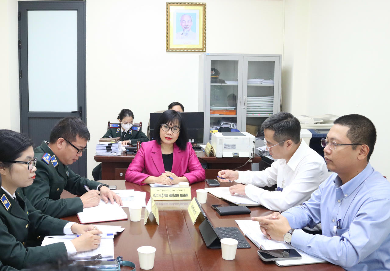 Thứ trưởng Bộ Tư pháp Đặng Hoàng Oanh tiếp công dân định kỳ tháng 11/2025.