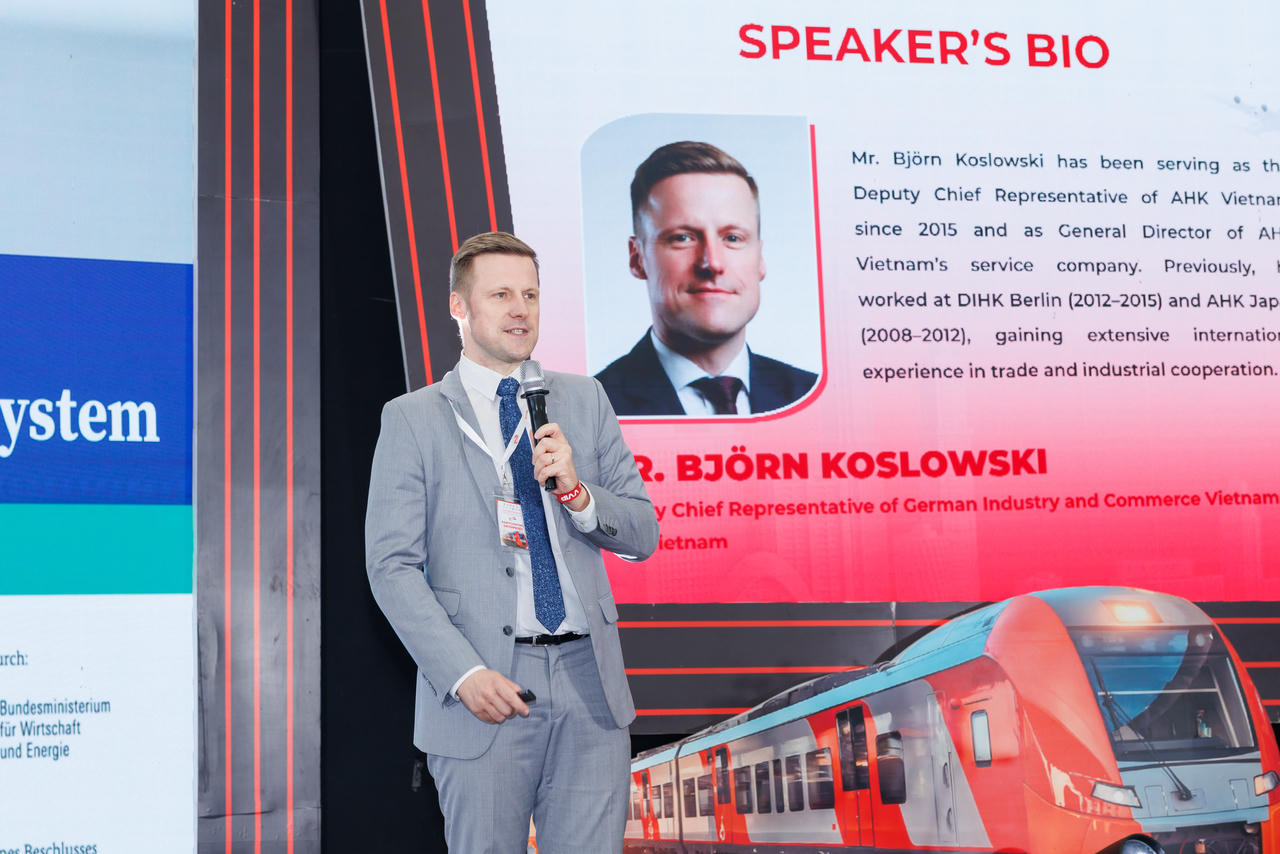 Diễn đàn cấp cao" đã thảo luận về quy hoạch mạng lưới đường sắt quốc gia và kinh nghiệm xây dựng hệ sinh thái công nghiệp đường sắt từ các đối tác quốc tế như Đức và Hàn Quốc.