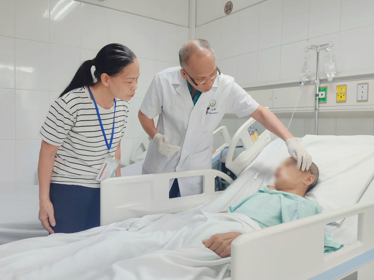 Bệnh viện Hữu Nghị Việt Đức thực hiện đồng thời 5 ca phẫu thuật “giữ lại được gương mặt” cho nam bệnh nhân