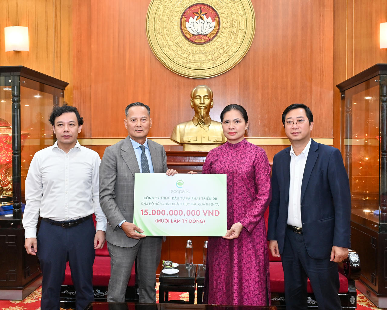 Bà Hà Thị Nga - Uỷ viên Trung ương Đảng, Phó Chủ tịch Ủy ban Trung ương Mặt trận Tổ quốc Việt Nam tiếp nhận ủng hộ từ Nhà sáng lập Ecopark