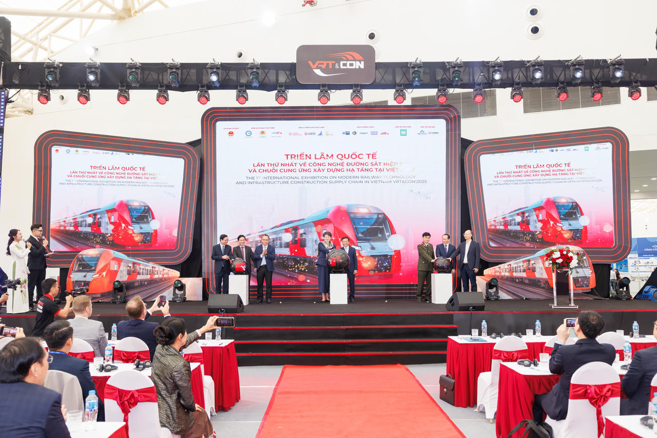 VRT &amp; CONS 2025 được diễn ra trong 4 ngày, từ 12-15/11/2025. Chủ đề xuyên suốt của sự kiện là "Tương lai Đường sắt Việt Nam trong chuỗi cung ứng toàn cầu"
