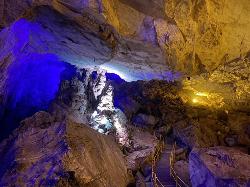 Động Hua Mạ nằm ở phía Nam hồ Ba Bể, cách trung tâm Vườn Quốc gia Ba Bể khoảng 10km. Nằm bên bờ sông Lèng, giữa lưng chừng ngọn núi Cô Đơn.