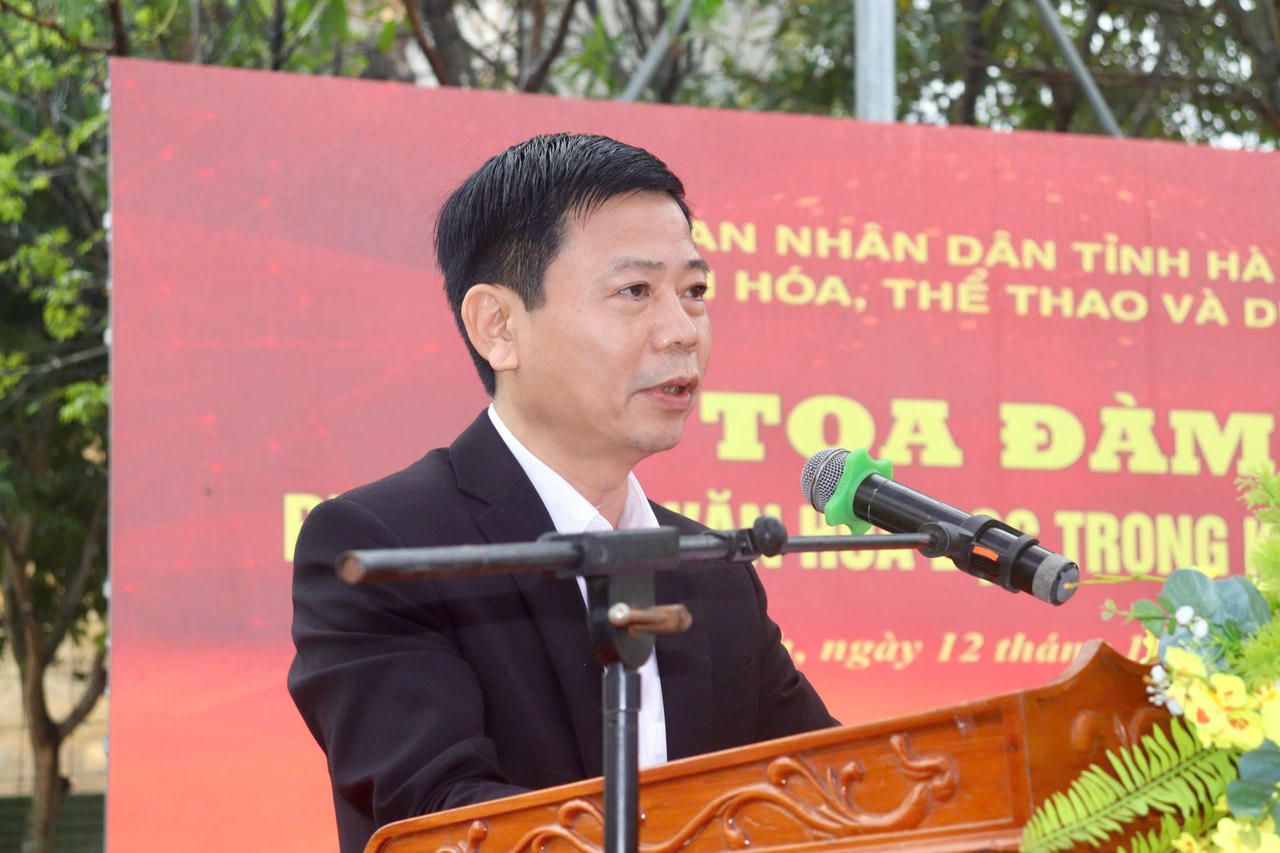 Ông Nguyễn Công Thành-Phó Giám đốc Sở VHTT&amp;DL Hà Tĩnh&nbsp; phát biểu khai mạc chương trình.