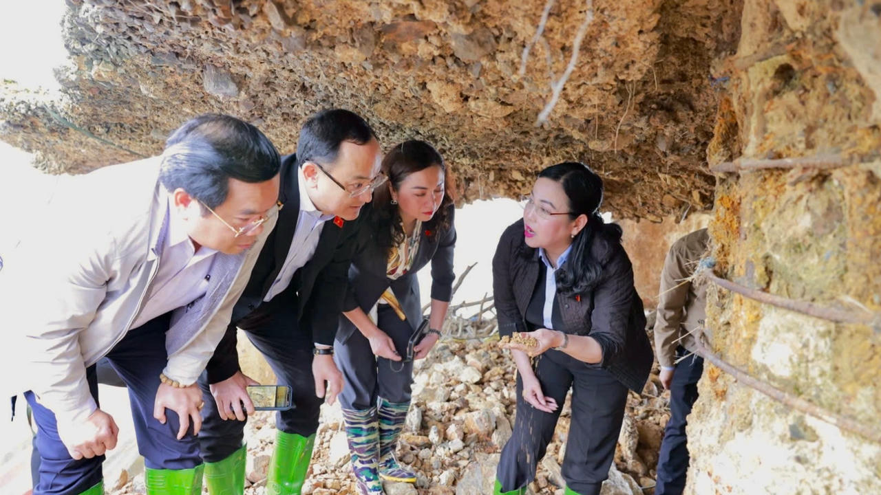 Đoàn công tác khảo sát thực tế cầu Sông Lô. Ảnh: Khánh Trang.