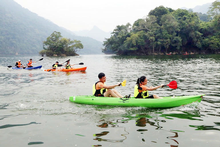 Chèo thuyền trên hồ Ba Bể mang đến trải nghiệm thú vị cho du khách