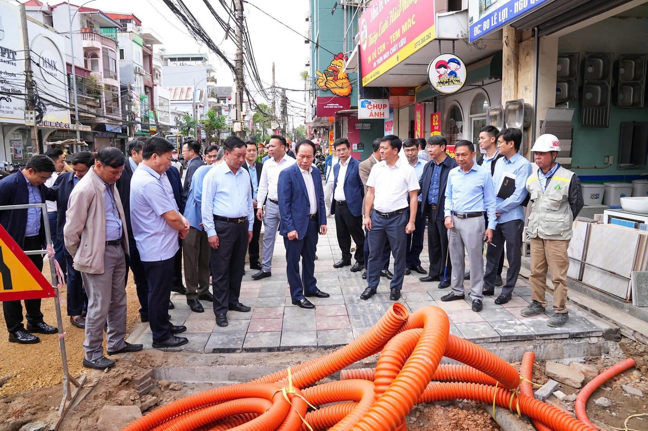 Bí thư Thành uỷ Lê Tiến Châu kiểm tra Dự án cải tạo, mở rộng tuyến đường Lê Lợi, phường Gia Viên.