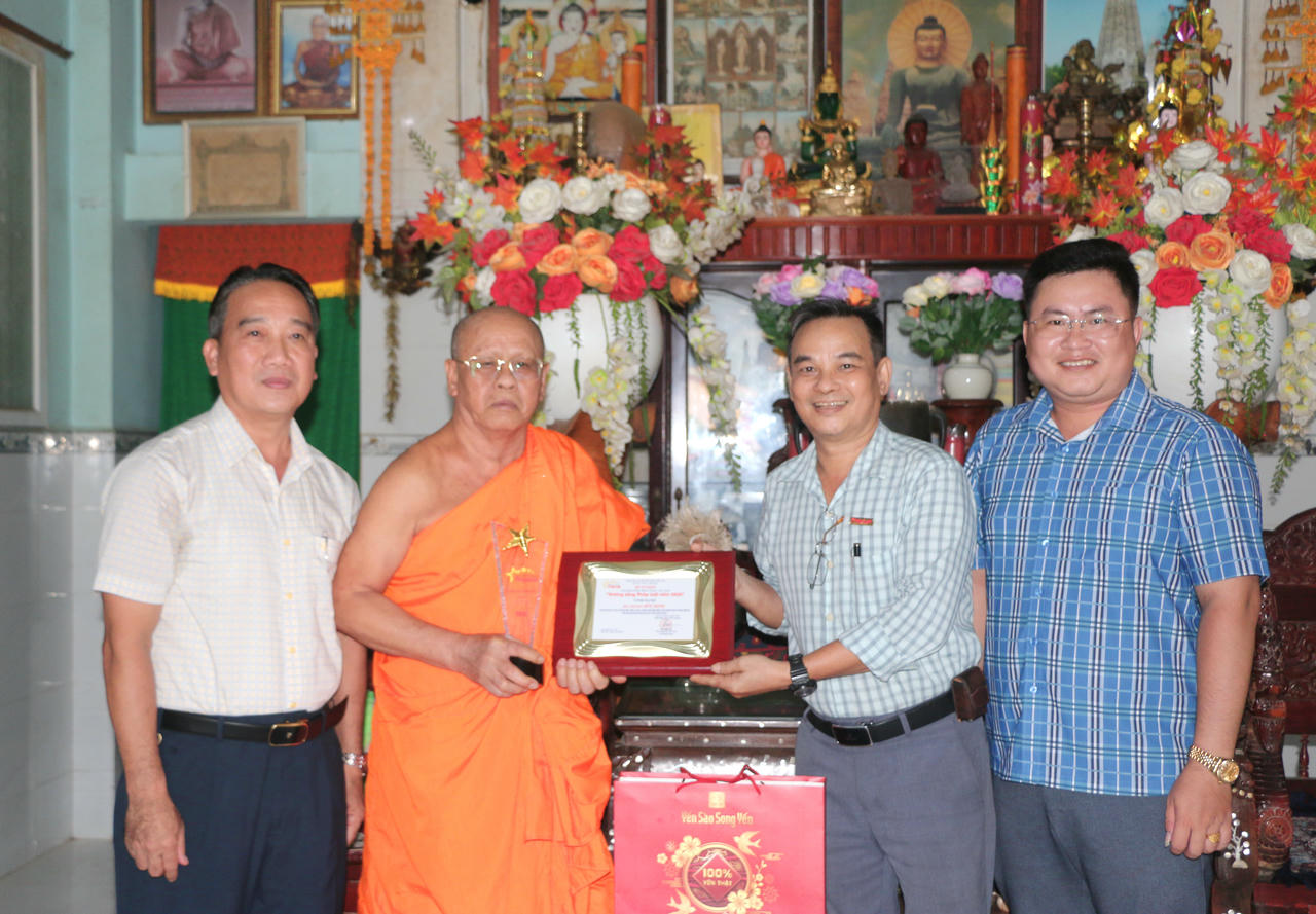 Được sự ủy quyền Báo Pháp luật Việt Nam, ông Từ Minh Phúc - Bí thư Đảng ủy xã Hưng Hội, tỉnh Cà Mau (bên trái) cùng Phóng viên Báo Pháp luật Nam trao Chứng nhận và Kỷ niệm chương cho Gương sáng pháp luật năm 2025 cho Hòa thượng Hữu Hinh.