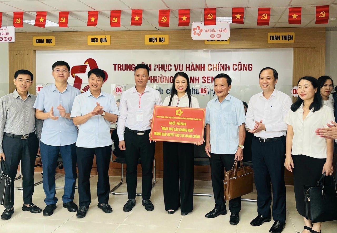 CĐS và vận hành mô hình CQĐP2C tại tỉnh Hà Tĩnh đã tạo những chuyển biến rõ rệt trong cải cách hành chính tại Hà Tĩnh. (Ảnh trong bài: Hữu Anh)