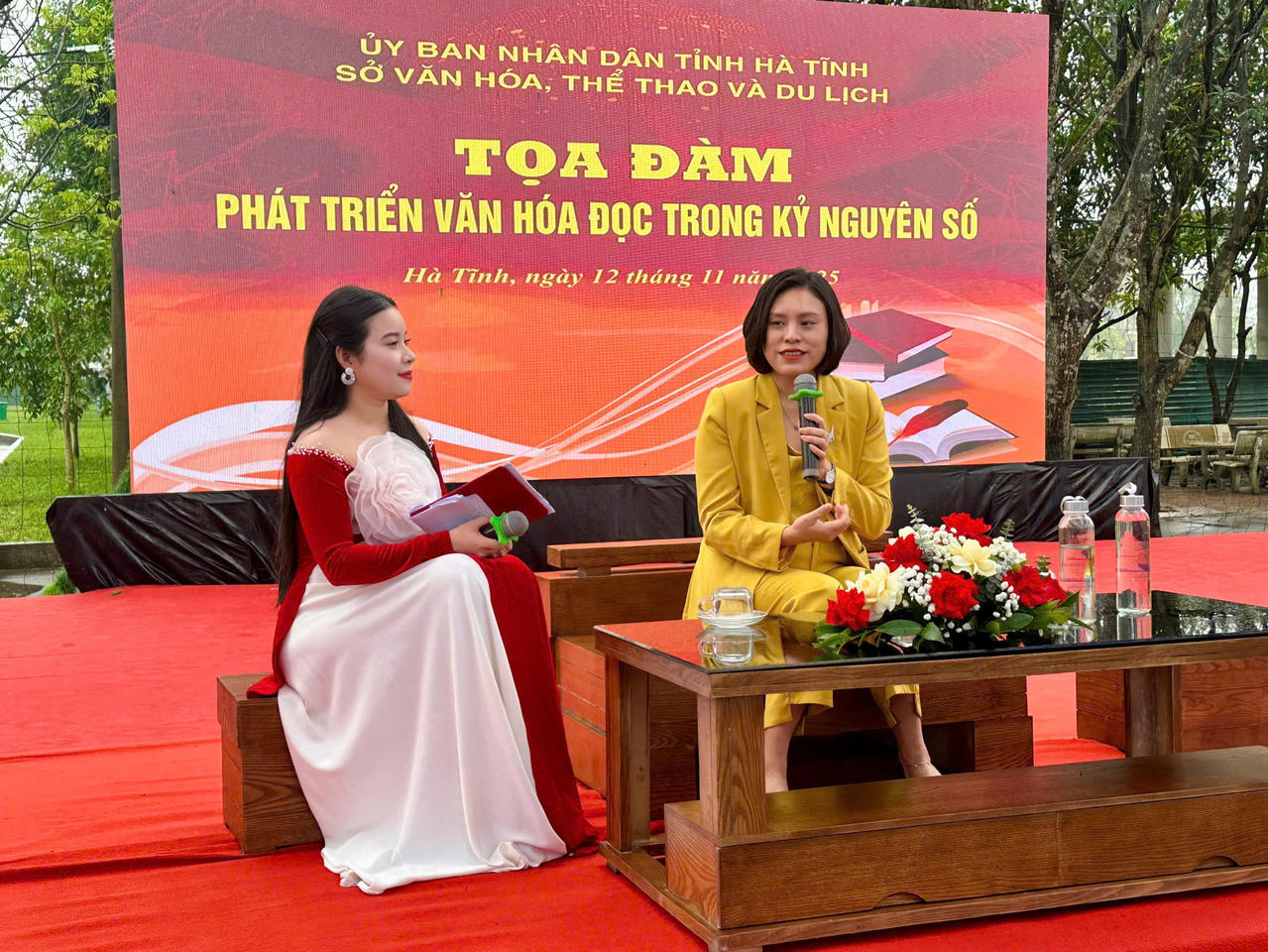 Tiến sĩ Vũ Thùy Dương – Trưởng khoa Xuất bản, Học viện Báo chí và Tuyên truyền (bên phải) giao lưu với cán bộ, giáo viên và học sinh Trường THCS Lê Văn Thiêm.