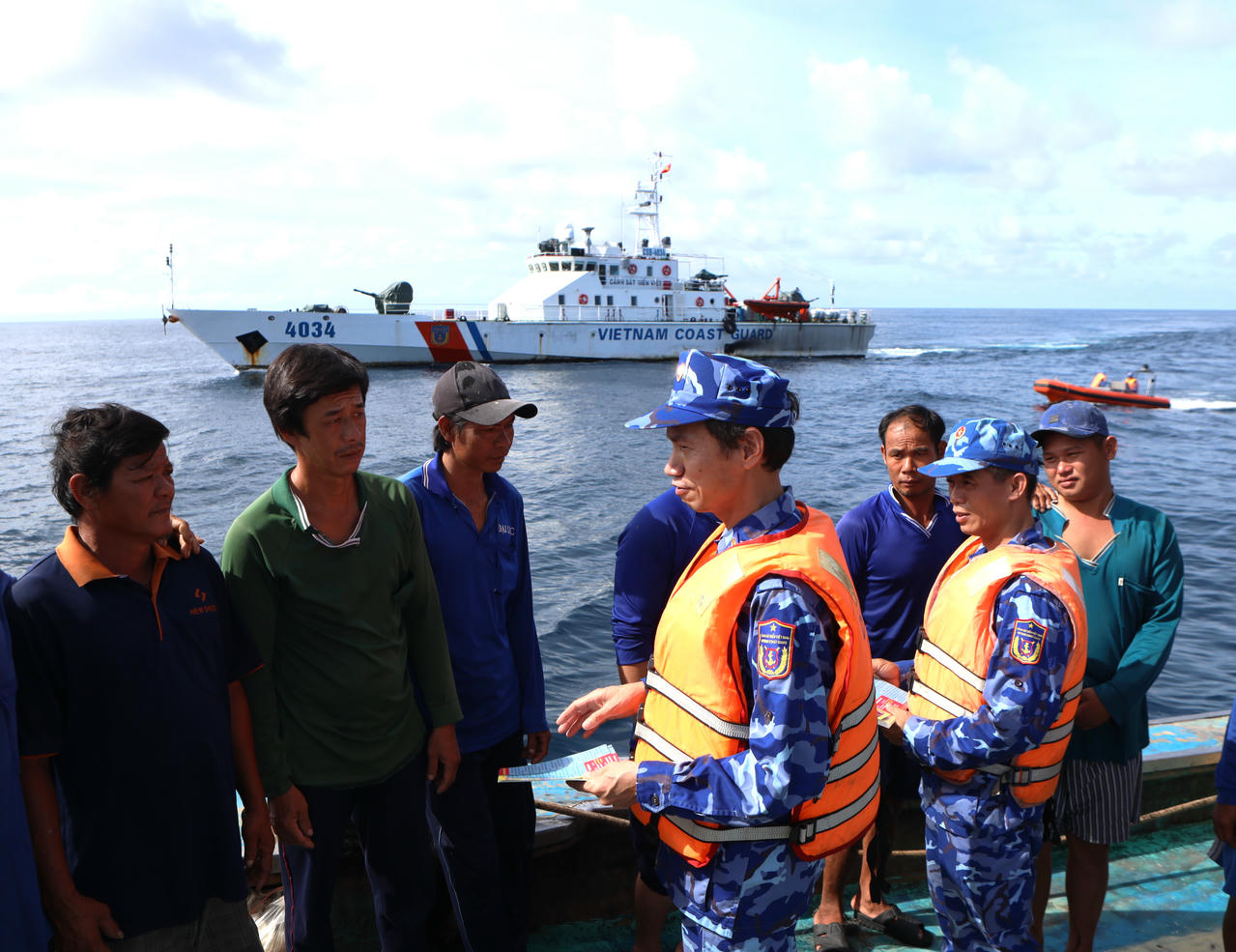 &nbsp;Đại tá Lê Văn Tú trực tiếp lên tàu cá tuyên truyền cho ngư dân.