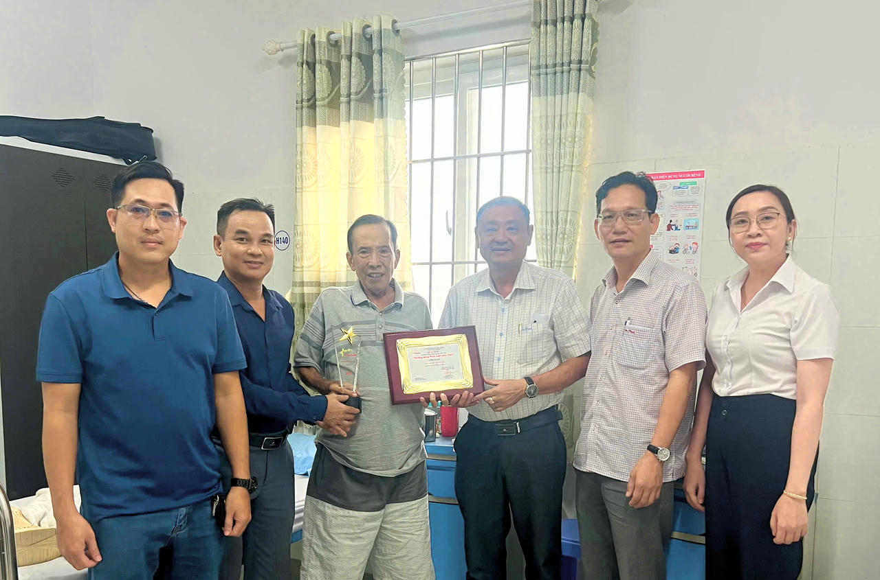 Được sự ủy quyền Bộ Tư pháp, ông Vưu Nghị Bình – Giám đốc Sở Tư pháp tỉnh Cà Mau (thứ ba từ phải sang) cùng Phóng viên Báo pháp luật Việt Nam trao Chứng nhận và Kỷ niệm chương cho Gương sáng pháp luật năm 2025 cho Luật sư Lê Hải Lâm.