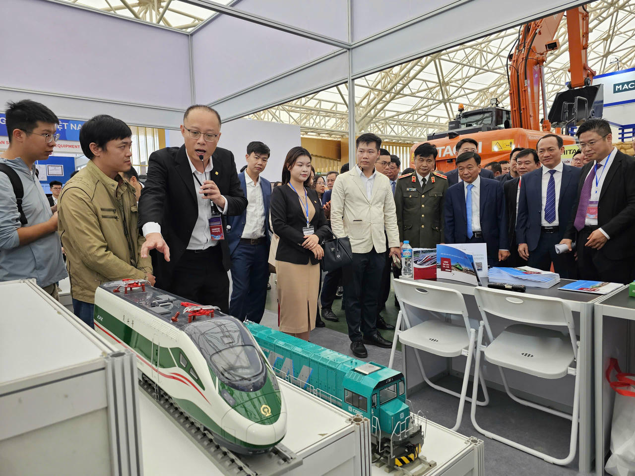 Một doanh nghiệp tham gia&nbsp;VRT &amp; CONS 2025 đang giới thiệu các mẫu sản phẩm cho các đại biểu tham dự triển lãm