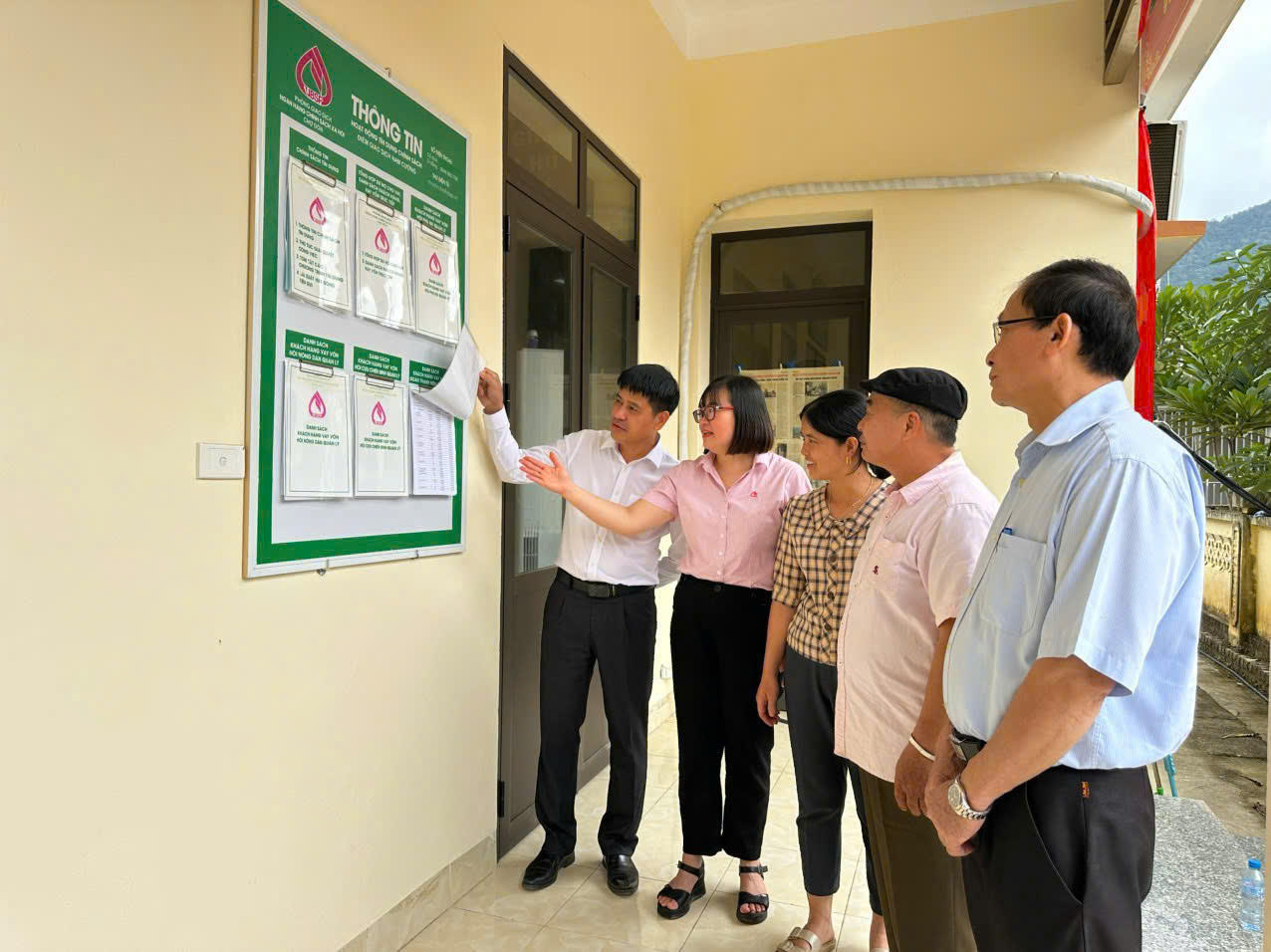Giám đốc kiêm Bí thư chi bộ Đảng NHCsXH Chợ Đồn, bà Nông Thị Thu Hoài (người đeo kính) làm tốt công tác ký hợp đồng ủy thác với các hội đoàn thể vay vốn chính sách và luôn kiểm tra hoạt động của các điểm giao dịch.