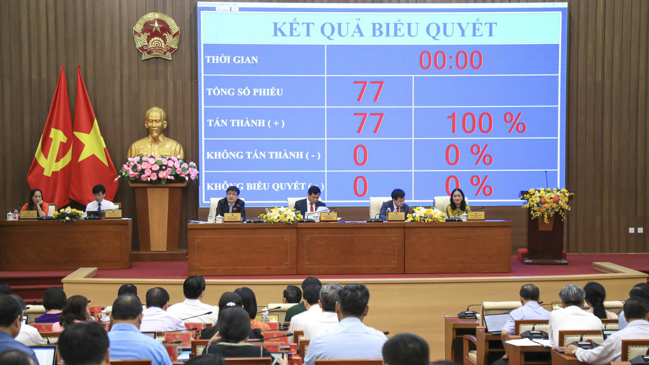 Các đại biểu bỏ phiếu thông qua các nghị quyết.&nbsp;