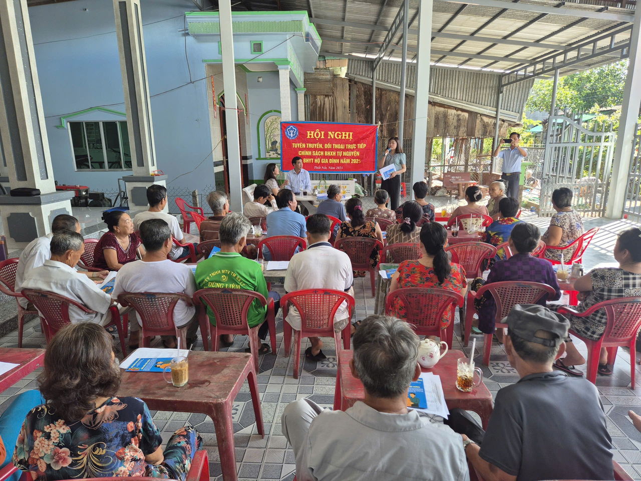 BHXH cơ sở Thốt Nốt phối hợp với chính quyền địa phương tổ chức tuyên truyền, đối thoại trực tiếp về chính sách BHXH tự nguyện cho người dân