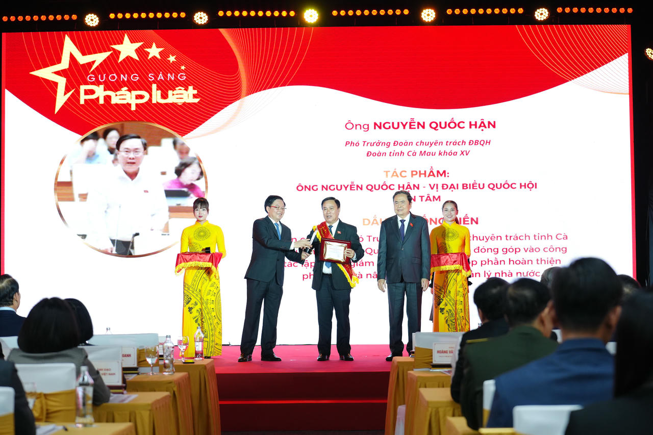 Chủ tịch Quốc hội Trần Thanh Mẫn (bên phải) và Phó Thủ tướng Chính phủ Hồ Quốc Dũng trao Chứng nhận và Kỷ niệm chương cho Gương sáng pháp luật năm 2025 Nguyễn Quốc Hận (Ảnh: BTC cung cấp).