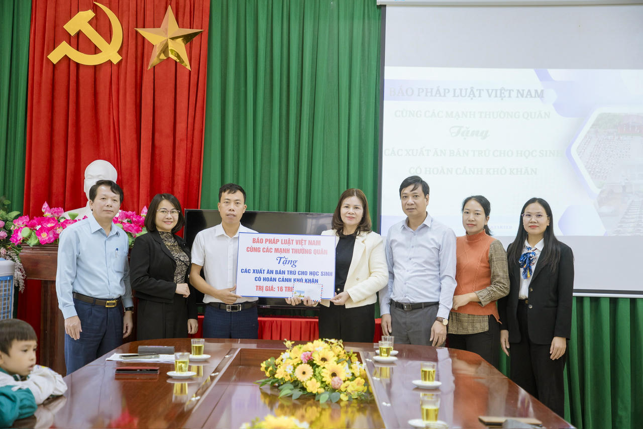 Báo Pháp luật Việt Nam phối hợp cùng các mạnh thường quân trao hỗ trợ 100% tiền ăn bán trú trong năm học 2024 – 2025 cho học sinh Trường Tiểu học Chu Hóa
