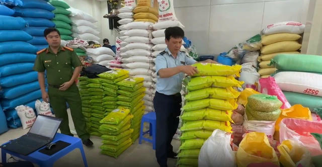 Lực lượng chức năng kiểm tra cửa hàng gạo vi phạm.&nbsp;