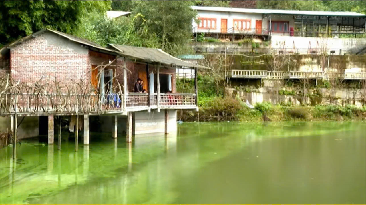 Hồ Séo Mý Tỷ đang bị ô nhiễm nghiêm trọng.