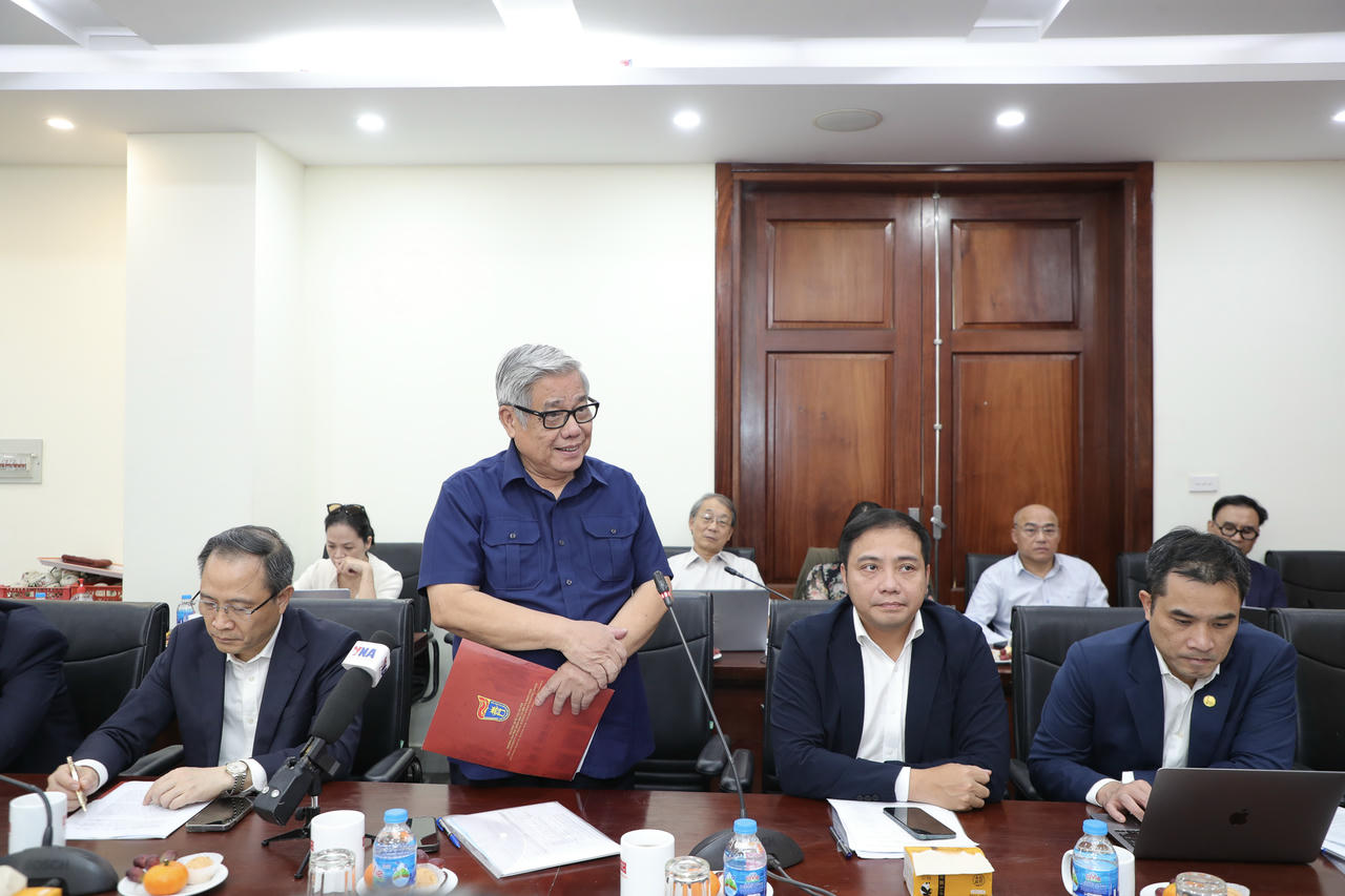 GS.TSKH Vũ Minh Giang góp ý Văn kiện Đại hội Đảng. (Ảnh: VNU)