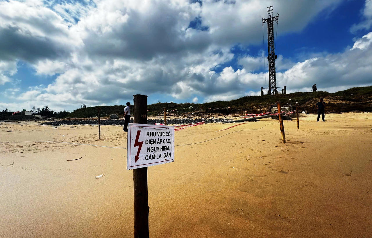 Khu vực cáp ngầm bị sóng đánh lộ thiên.