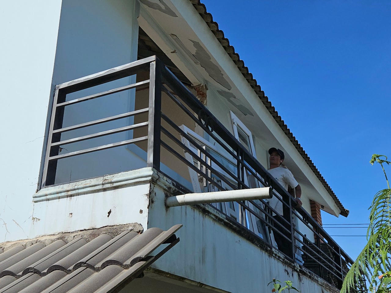 Người dân đang khẩn trương tháo dỡ nhà cửa, dọn dẹp đồ đạc để bàn giao mặt bằng thi công.