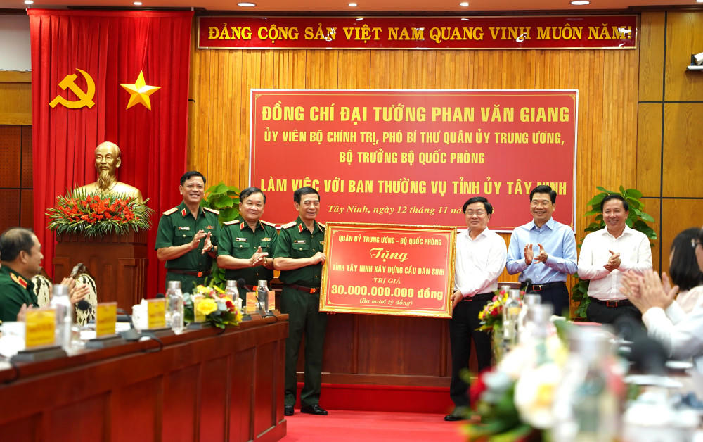 Đại tướng Phan Văn Giang thay mặt Quân ủy Trung ương - Bộ Quốc phòng trao tặng Tây Ninh công trình an sinh xã hội.