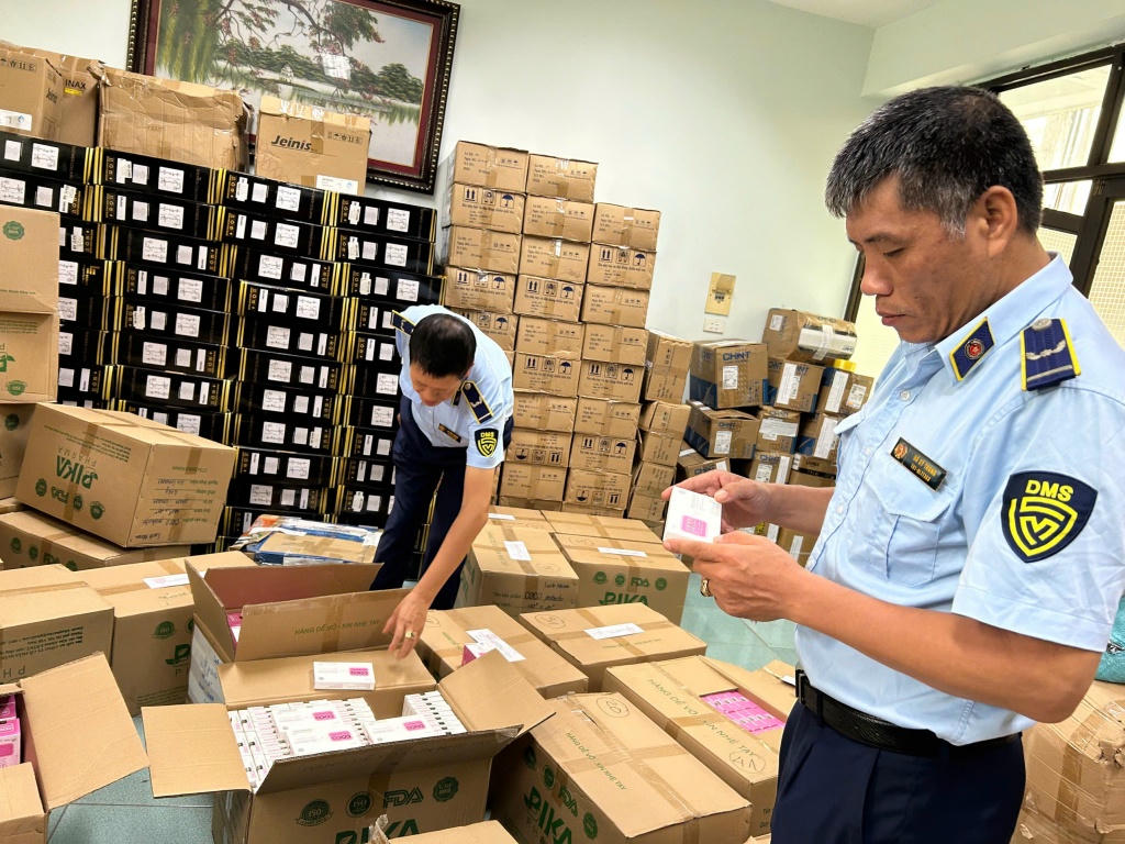 Đội QLTT số 1 kiểm tra hàng hóa có dấu hiệu vi phạm.&nbsp;