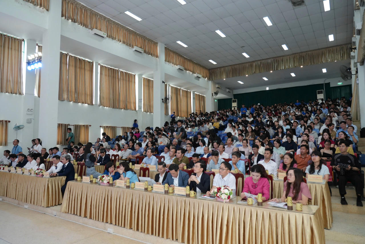 Diễn đàn quy tụ gần 500 đại biểu từ cơ quan quản lý, viện nghiên cứu, doanh nghiệp, quỹ đầu tư và hệ sinh thái khởi nghiệp.