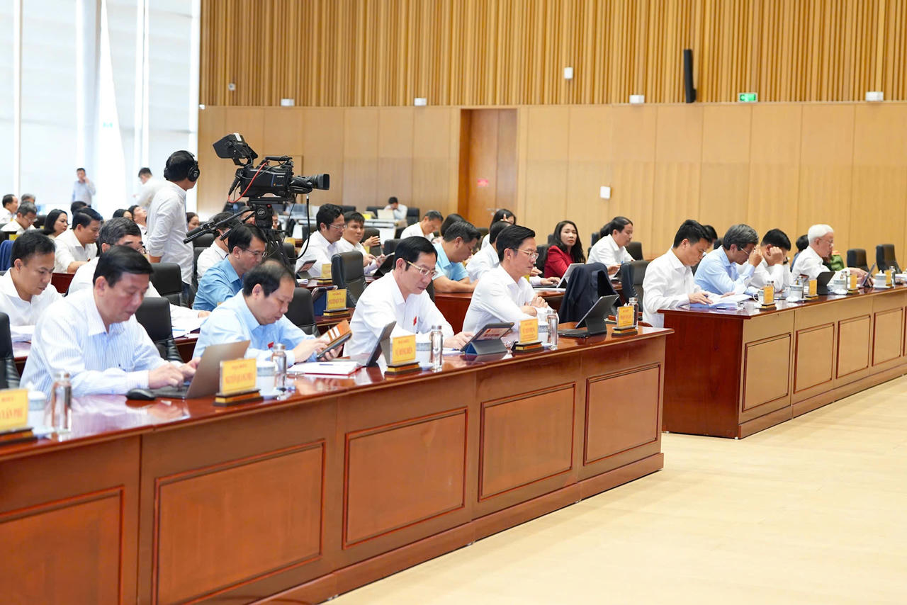 Các đại biểu dự kỳ họp.