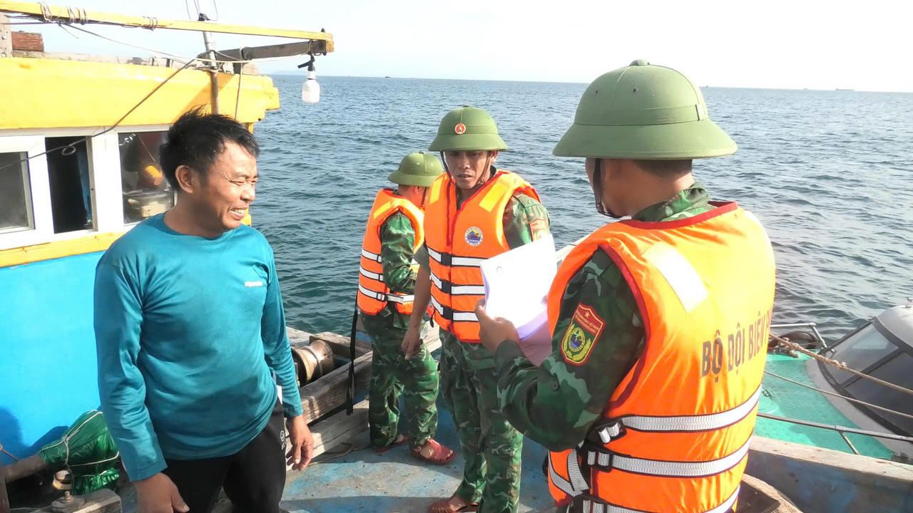 Cán bộ Biên phòng tuyên truyền, yêu cầu các chủ tàu cá ký cam kết không ra khơi khi chưa đủ điều kiện và không để ngư cụ trên tàu.