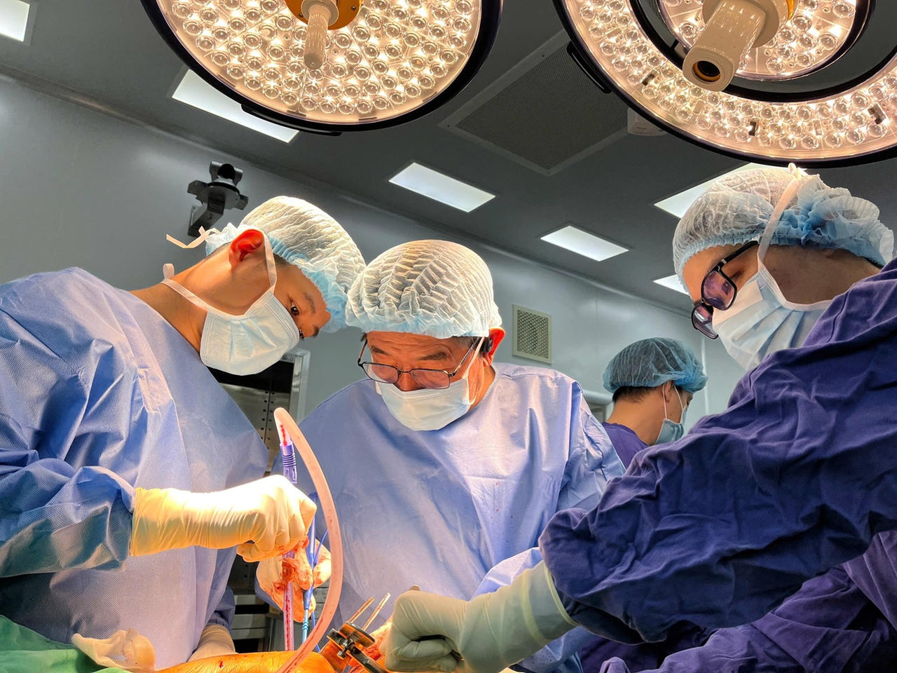 PGS.TS.BS Lưu Hồng Hải cùng ekip phẫu thuật  