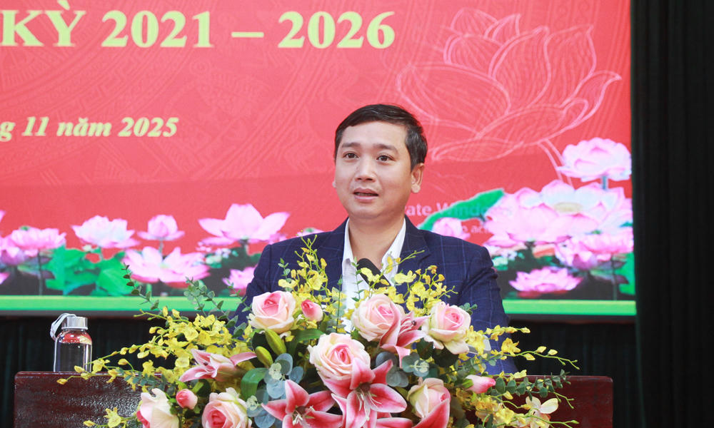 Chủ tịch HĐND tỉnh Nguyễn Việt Oanh phát biểu tại buổi tiếp xúc cử tri.