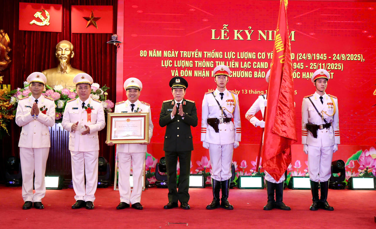 Lực lượng Cơ yếu và Thông tin liên lạc CAND Kỷ niệm 80 năm Ngày truyền thống và đón nhận Huân chương Bảo vệ Tổ quốc hạng Nhất