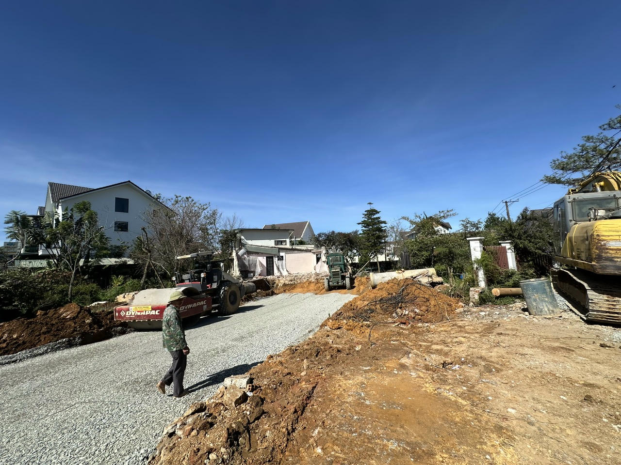 Tại khu vực những hộ dân cuối cùng di dời, đơn vị thi công tiếp nhận mặt bằng và nhanh chóng triển khai máy móc.