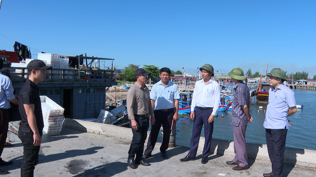 Đoàn công tác của Sở NN&amp;MT kiểm tra Cảng cá Việt Trung, chỉ đạo hướng dẫn việc giám sát sản lượng, thu nộp nhật ký khai thác và truy xuất nguồn gốc thủy sản theo quy định.