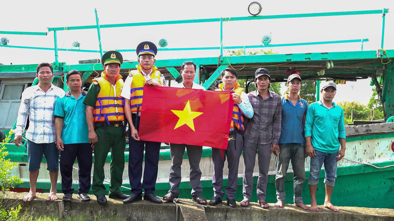 Hải đoàn 42 tặng cờ Tổ quốc cho ngư dân.