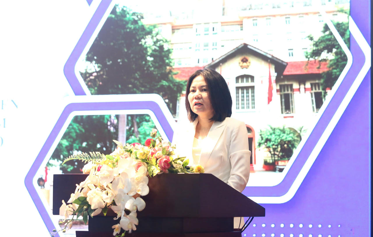 Bà Nguyễn Như Quỳnh - Vụ trưởng Pháp chế trình bày báo cáo tổng quan về phân cấp, phân quyền trong lĩnh thuộc thẩm quyền QLNN của Bộ KHCN. (Nguồn: Bộ KH&amp;CN)