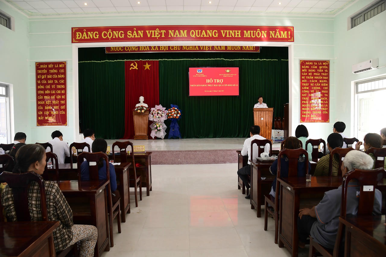 Thiếu tướng Trần Quang Tuấn - Tư lệnh Vùng Cảnh sát biển 2 phát biểu tại buổi trao tặng quà hỗ trợ Nhân dân xã Bình Hiệp.