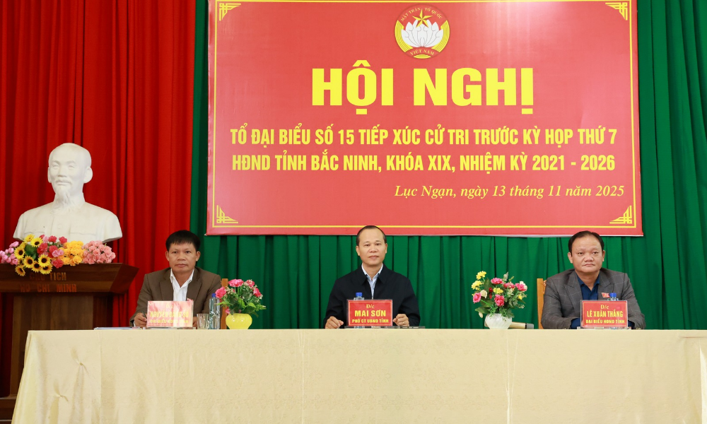 Phó Chủ tịch Thường trực UBND tỉnh Mai Sơn cùng các&nbsp;HĐND tỉnh chủ trì hội nghị.