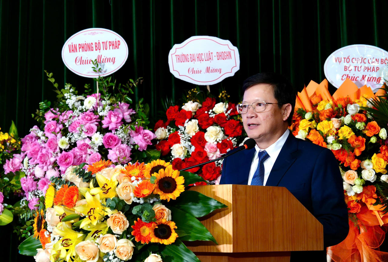 Thứ trưởng Bộ Tư pháp Mai Lương Khôi phát biểu chúc mừng.