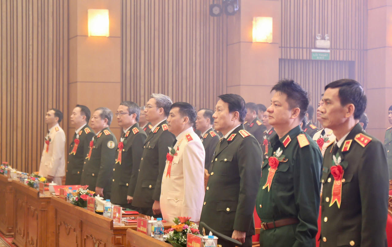 Các đại biểu làm Lễ chào cờ.&nbsp;