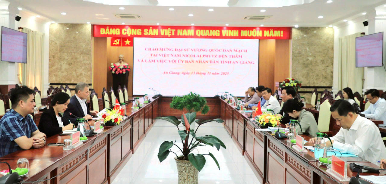 Quang cảnh buổi làm việc.