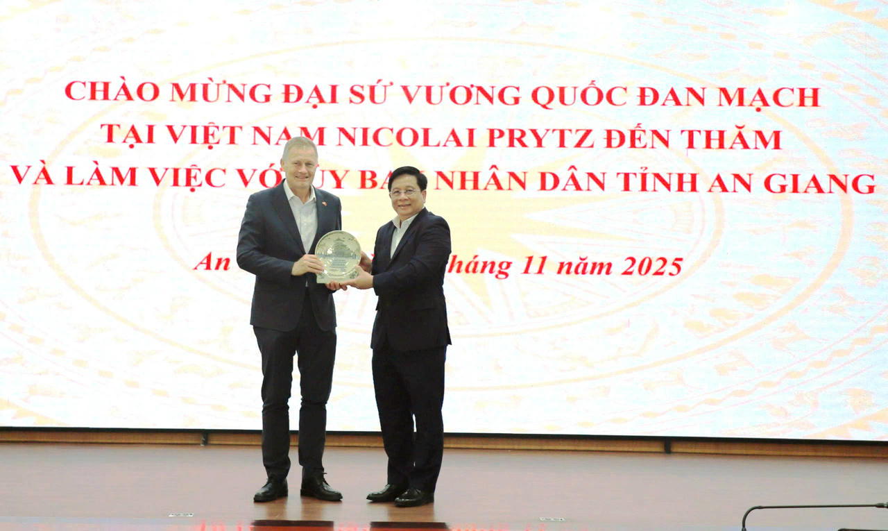 Chủ tịch UBND tỉnh Hồ Văn Mừng tặng quà ngài Đại sứ Đan Mạch nhân chuyến thăm làm việc tại tỉnh An Giang.