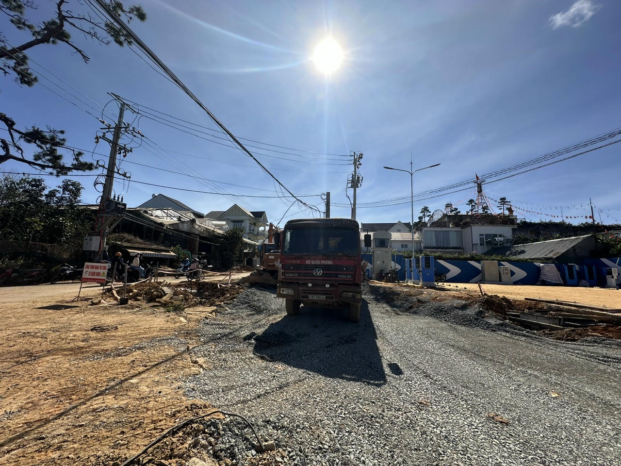 Máy móc, nhân lực đang đơn vị thi công ưu tiên thực hiện dự án mở rộng tuyến đường trung tâm Đà Lạt. 