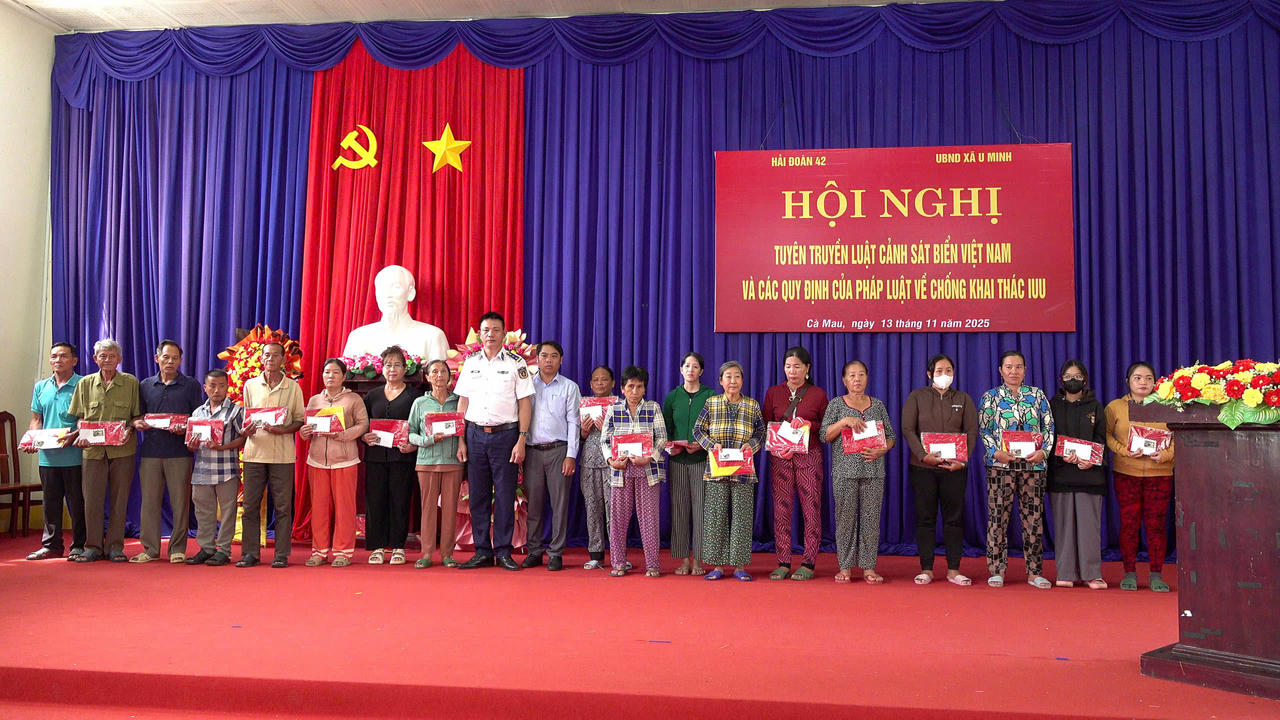 Hải đoàn 42 đã tặng 20 phần quà cho gia đình ngư dân có hoàn cảnh khó khăn.